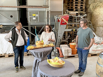 Der baden-wrttembergische Agrarminister Peter Hauk (l.) ist zu Besuch bei Nadine und Carsten Gz auf dem Leimenckerhof im Landkreis Calw. 