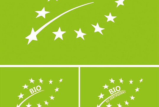 Oben das Green Leaf, - das Original-Bio-Siegel der EU. Unten zwei Modifikationen, die das Forschungsteam zur Verdeutlichung der Botschaft angefertigt hat. Die Studie zeigt, dass dadurch die Signalklarheit des Siegels deutlich zunimmt.