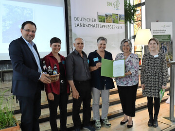 (v.l.) Martin Schffel, MdL, Staatssekretr im Bayerischen Staatsministerium der Finanzen und fr Heimat, die Preistrger Sarah, Michael und Karin Schmetzer-Bucka; Maria Noichl MdEP, Vorsitzende des Deutschen Verbandes fr Landschaftspflege (DVL), und Laudatorin Klara Friederich, Geschftsfhrerin des LEV Hohenlohekreis.