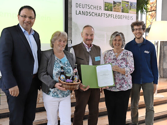 (v.l.): Martin Schffel, MdL, Staatssekretr im Bayerischen Staatsministerium der Finanzen und fr Heimat, die Preistrger Susanne und Hartmut Rein; Maria Noichl MdEP, Vorsitzende des DVL, und Laudator Fabian Roser, LEV Landkreis Tbingen.
