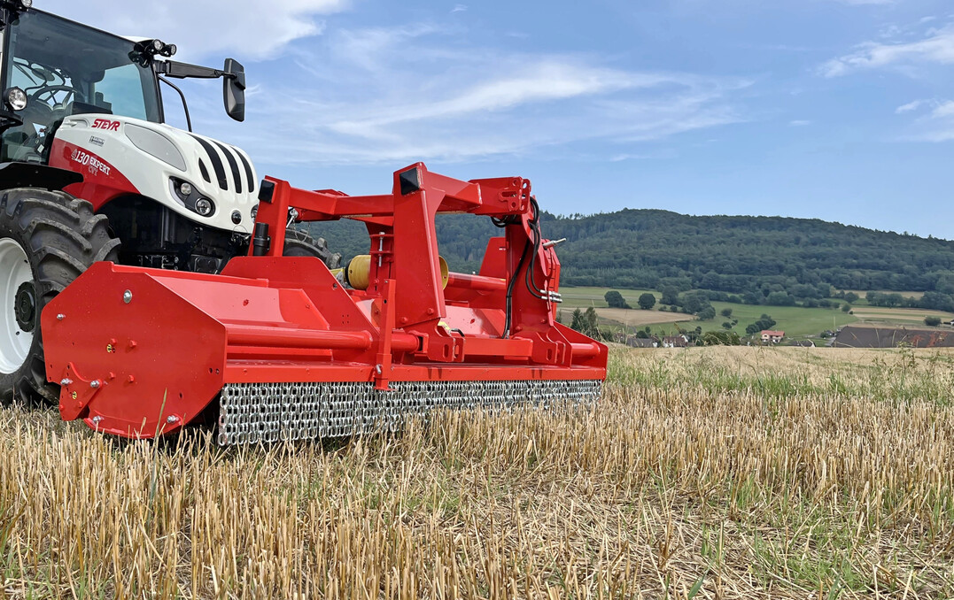 <i>Sauerburger entwickelt und produziert robuste Mulchgerte bis 9,5?Meter Arbeitsbreite.</i>