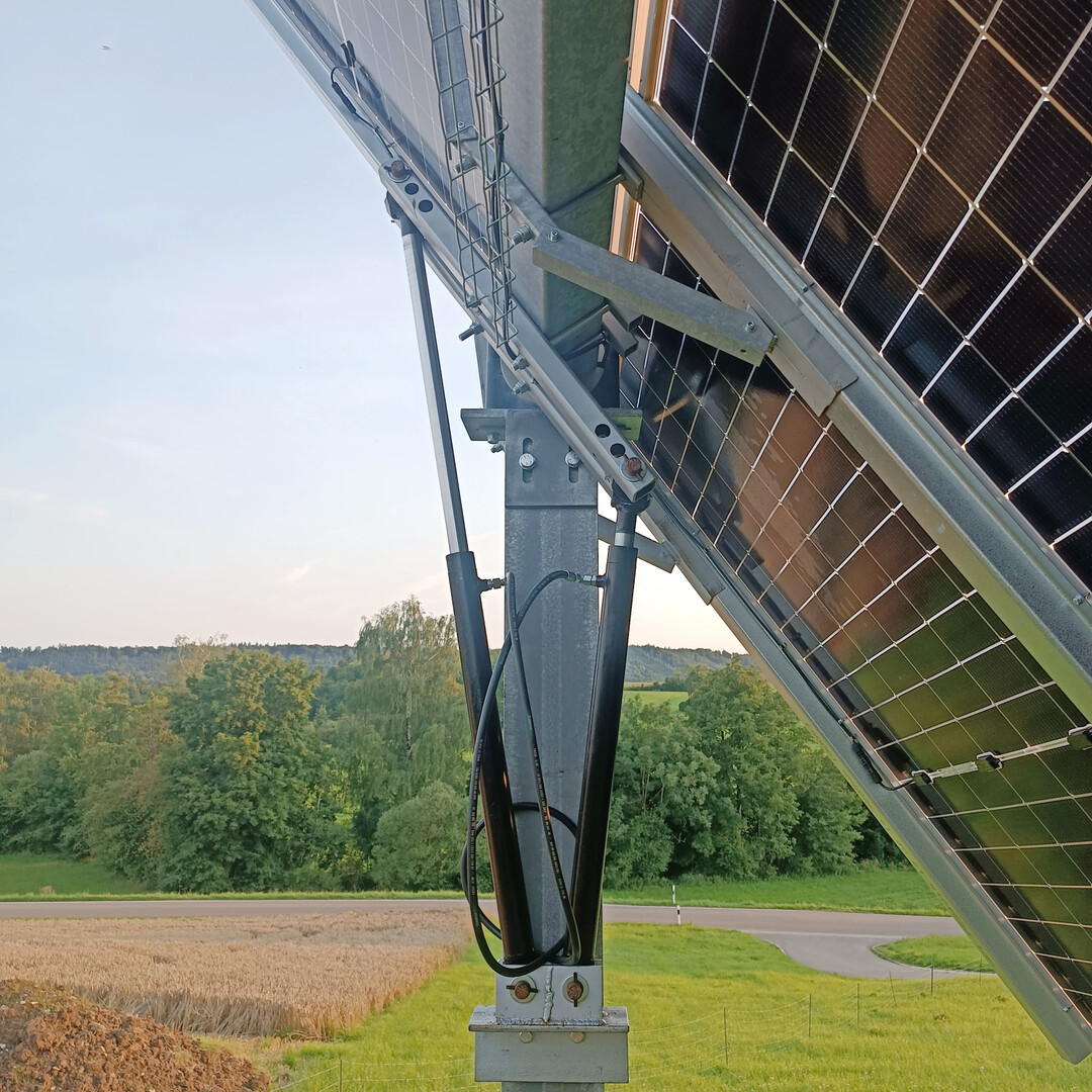 Die Firma Munz fhrt die Solarmodule hydraulisch in der Ausrichtung.
