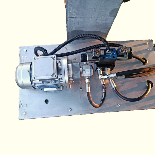 Die Firma Munz fhrt den Tracker hydraulisch.