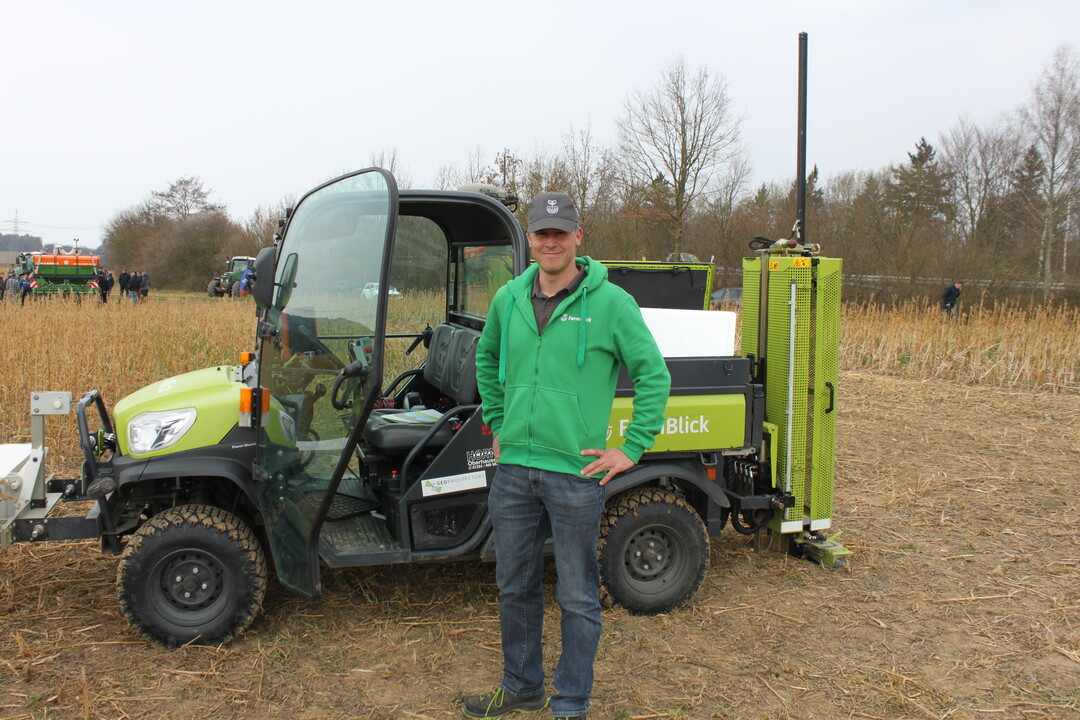 Der Landwirt Oliver Martin hat mit einem Kollegen das Unternehmen FarmBlick gegründet. FarmBlick bietet Beratung im Bereich Smart Farming und Dienstleistungen wie Sensorüberfahrten, georeferenzierte Bodenbeprobung und die Erstellung von Ertragspotenzialkarten an. Die Besucher des Feldtages konnten sich am Stand von FarmBlick Ertragspotenzialkarten für ihre Fläche erstellen lassen.