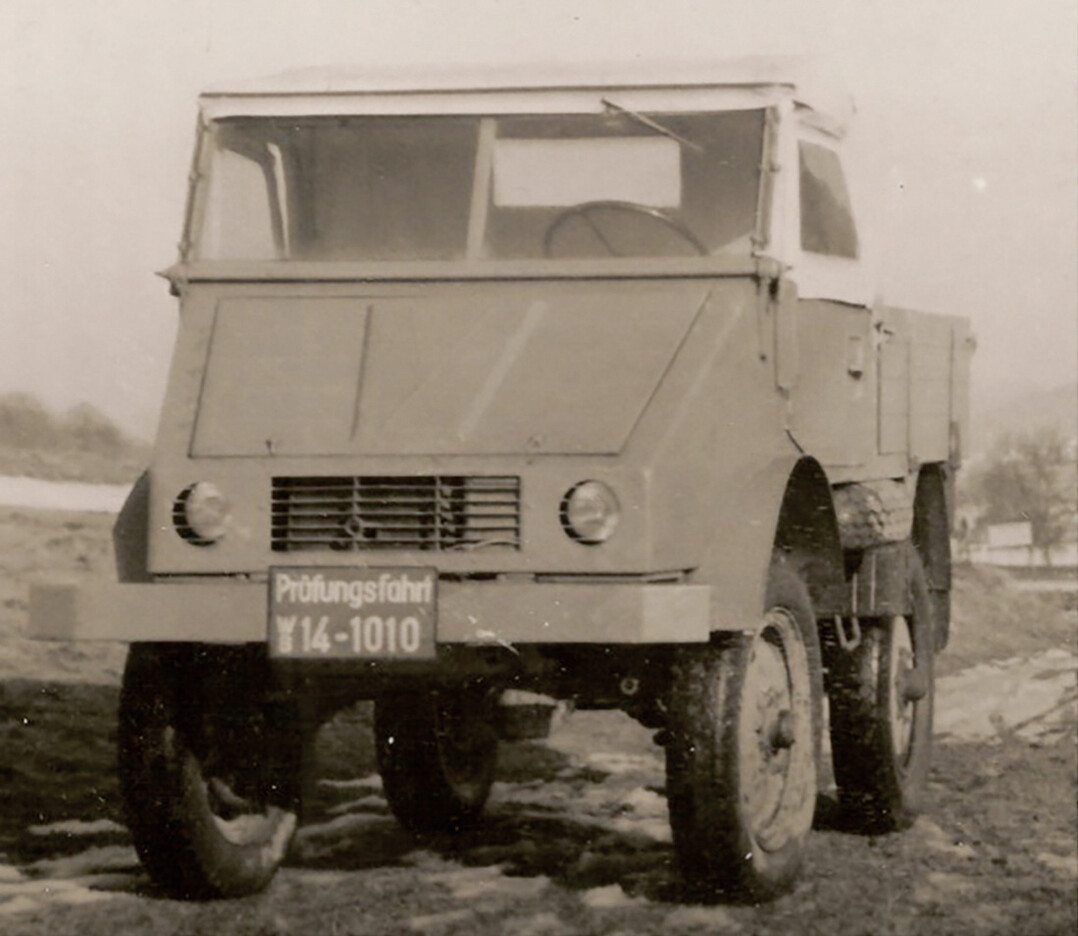 Erster fahrfertiger Prototyp im Dezember 1946 mit Dieselmotor (OM 636) und Lkw-Bereifung.