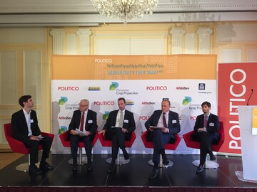 Veranstaltung Agriculture & Food Summit 2017 des Nachrichtenportals Politico: EU-Generaldirektor Jerzy Bogdan Plewa (2. v. l.) und Prsident Joachim Rukwied (2. v. r.)
