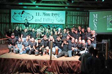 Hochmotiviertes Team: Nach dem Gruppenfoto startete die von manchen bereits sehnschtig erwartete After Sale Party, die bis in die frhen Morgenstunden dauerte. 