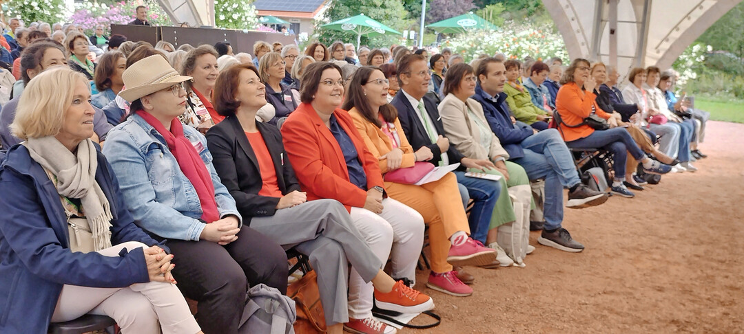 Die Reihen dicht gefüllt: Das Sternetreffen der Landfrauenverbände auf der Landesgartenschau zählte über 400 Besucherinnen, darunter auch die Präsidentinnen der Landfrauenverbände und Landwirtschaftsminister Peter Hauk.