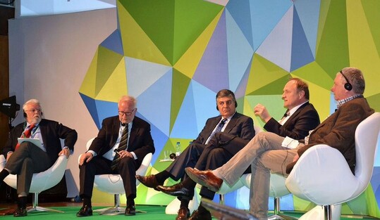 DBV-Prsident Joachim Rukwied (2. v. r.) auf dem Podium des internationalen Kongresses zur Weiterentwicklung der EU-Agrarpolitik. Von links: Ricardo Serra, Vizeprsident des spanischen Bauernverbandes ASAJA, Albert Jan Maat, Prsident des europischen Bauernverbandes COPA, Joo Machado, Prsident des portugiesischen Bauernverbandes CAP (Gastgeber), Prsident Rukwied, Henri Brichart, Vizeprsident des franzsischen Bauernverbandes FNSEA.