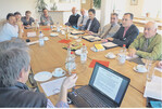 Beim einem runden Tisch mit Dezernent Norbert Schültke und den Amtsleitern des Landratsamtes erläutert Kreisobmann Dieter Mainberger (links) die Situation der Landwirtschaft.