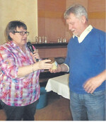 Mit einem kleinen Geschenk bedankte sich Brigitte Steger bei Rolf Heinzelmann für seinen Vortrag.