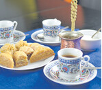 Wer gerne Süßes mag, für den sind die mit Nüssen gefüllten und mit Zuckersirup getränkten Baklava ein Gedicht. Der türkische Mokka wird im kupfernen Stielkännchen aufgekocht.