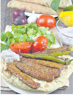 Börek auf Fladenbrot mit Grillgemüse.