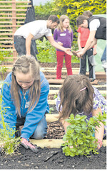 Verantwortungsvoller Umgang mit der Natur und das frühe Bewusstsein für die Landwirtschaft wird im Schulgarten erlebt.