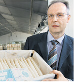 Geschäftsführer Hans Lehar mit dem wichtigsten OGA-Erzeugnis, dem Spargel. Das Foto entstand noch am alten Standort der Genossenschaft am Güterbahnhof.