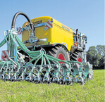 Nach neuer Düngeverordnung dürfen alle flüssigen Dünger auf organischer Basis auf Ackerland ab 2020 und auf Grünland ab 2025 nur noch mit Schleppschlauch, Schleppschuh oder per Injektion ausgebracht werden.