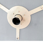 Die Behältereinführung hat Pressflansche aus Edelstahl – wahlweise V2A oder V4A.