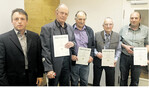 Kreisvorsitzender Ulrich Hauser (l.) dankt den langjährigen Ortsobmännern Ernst Schrenk, Dieter Reinkunz, Walter Weisert, Thomas Bentel (v. l.) für ihr Engagement.