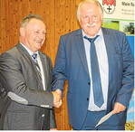 Offener Brief für Minister Hauk, in dem die Schweinehalter einen Aufschub des Verbots der betäubungslosen Ferkelkastration fordern. Kreisvorsitzender Alois Fahrmeier (l.) übergibt die Ministerpost an Joachim Hauck.