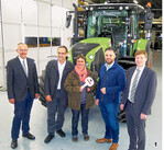 Frisch" vom Band im Claas Traktorenwerk in Le Mans konnten die Hauptgewinner beim AOL-Weihnachtspreisrätsel, Elke und Dieter Kümmerle aus dem oberschwäbischen Biberach, ihren Arion 510 im Beisein von Ulrich Gerling, Produktmanger Traktoren bei der Claas Vertriebsgesellschaft in Harsewinkel (l.) sowie dem Werksbeauftragen Hubert Schmid (2. v. r.) und Alister Lamb, Vertriebsleiter Claas Traktoren Le Mans (r.), im Empfang nehmen.