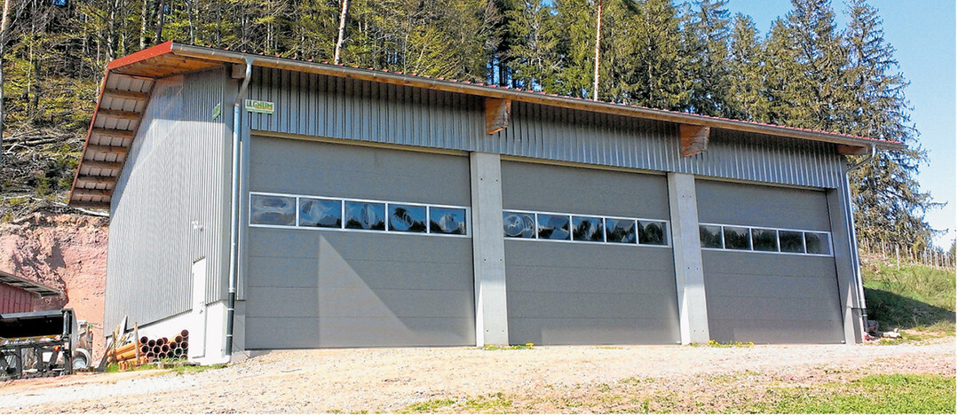 Neue Maschinen-, Geräte- und Lagerhalle auf dem Schlosshof" der Familie Joos in Elzach-Prechtal ein zweckmäßiger Neubau für sämtliche Nutzungsanforderungen des breit aufgestellten land- und forstwirtschaftlichen Betriebes.