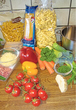 Nudeln, Gemüse und Fleischbeilage werden nicht jeweils separat zubereitet, sondern zusammen in einem großen Topf.