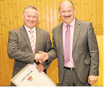 Hofübergabe beim Bauernverband Main-Tauber-Kreis: Der bisherige Vorsitzende Alois Fahrmeier (l.) gratuliert Nachfolger Reinhard Friedrich.