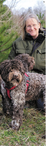Bettina Punin-Koberstein mit ihren Suchhundne auf der Plantage im Hegau.