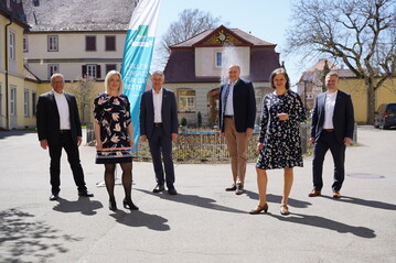  Marcus Arzt, Vorstand Bioland; Theresia Kbler, Vorsitzende Junges Bioland; Jan Plagge, Prsident Bioland und IFOAM
Organics Europe; Joachim Rukwied, Prsident des Deutschen Bauernverbandes; Tanja Busse, Journalistin und
Moderatorin, und Klaus Fickert, Geschftsfhrer Edeka Sdwest (v.l.n.r), waren anlsslich des 50. Geburtstages vom
Anbauverband Bioland ins Schloss Kirchberg in Kirchberg an der Jagst geladen. Zugeschaltet per Video war Renate Knast, MdB/Bndnis 90/Die Grnen. 