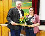 Hermann Färber übergibt den Vorsitz an Ina Zwicker.