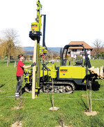 Einschlagen des Pfostens von einer Pfahlramme.
