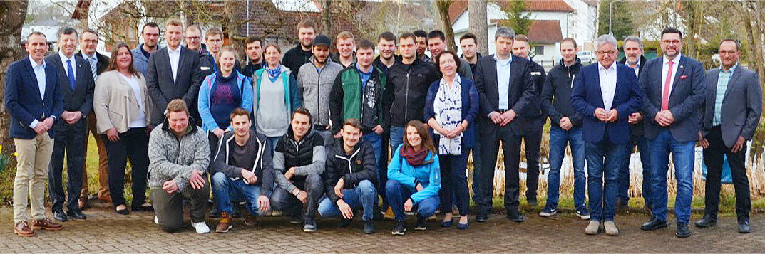 Die 22 jungen Frauen und Männer, die die Prüfung zum Wirtschafter/Wirtschafterin des Landbaus bestanden haben, mit den Gratulanten.