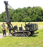 Die Pfosten für die Zäune werden mit einer Pfahlramme eingeschlagen.