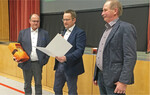 Jürgen Maurer (Mitte) und Helmut Bleher (l.) ehren Fritz Öchslen für seine langjährige Tätigkeit im Bauernverband Schwäbisch Hall-Hohenlohe-Rems mit der Silbernen Ähre des Landesbauernverbandes.
