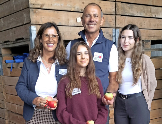 Monika und Christoph Steffelin mit ihren Tchtern Anna (r.) und Svenja boten auf ihrem Betrieb in Markdorf-Ittendorf einen idealen Rahmen fr den offiziellen Saisonauftakt in die Apfelkampagne am Bodensee.  