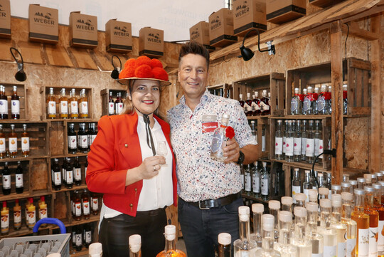 Auf dem Markt des guten Geschmacks in Stuttgart treffen Nadine und Frank Weber auf ein interessiertes Publikum für die eigenen Brände und Liköre.