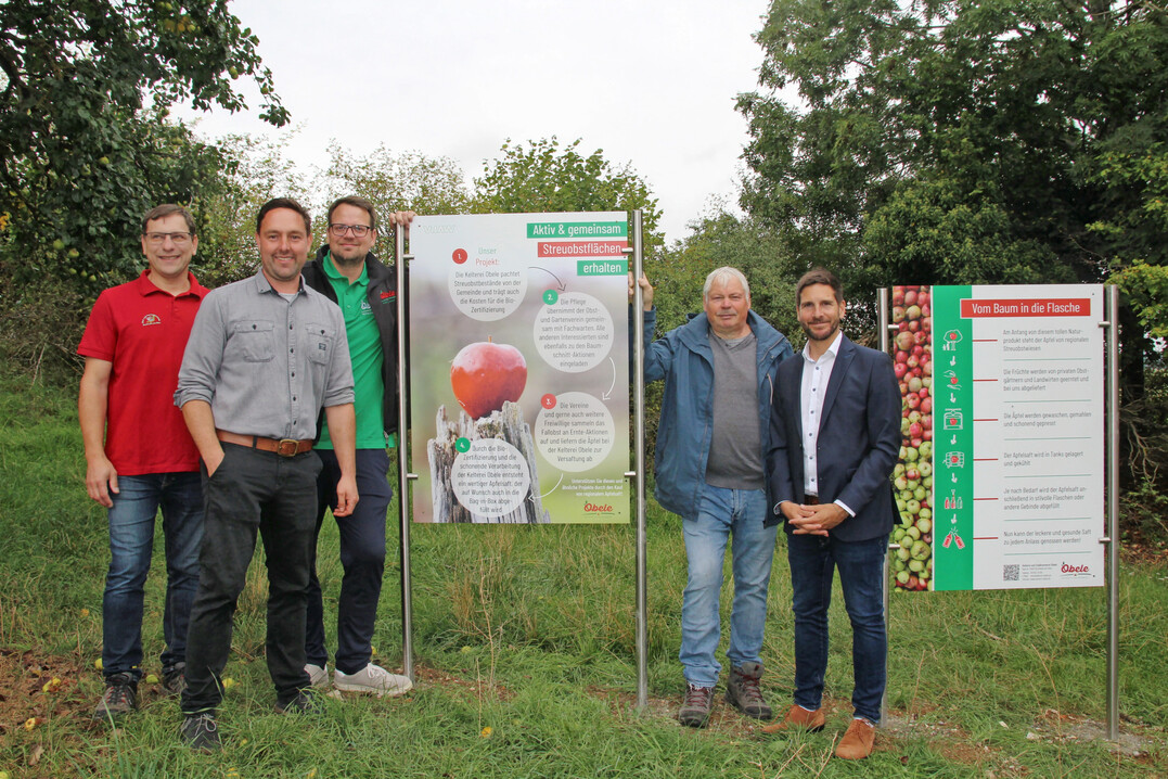 Sie engagieren sich in Kirchheim am Ries für das regionale Streuobst (v. l.): Mario Hofelich, 2. Vorsitzender des OGV, Timo Schumann, Daniel Übele, dessen Vater Dietmar Übele und Bürgermeister Danyel Atalay.