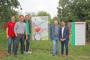 Sie engagieren sich in Kirchheim am Ries fr das regionale Streuobst (v. l.): Mario Hofelich, 2. Vorsitzender des OGV, Timo Schumann, Daniel bele, dessen Vater Dietmar bele und Brgermeister Danyel Atalay.