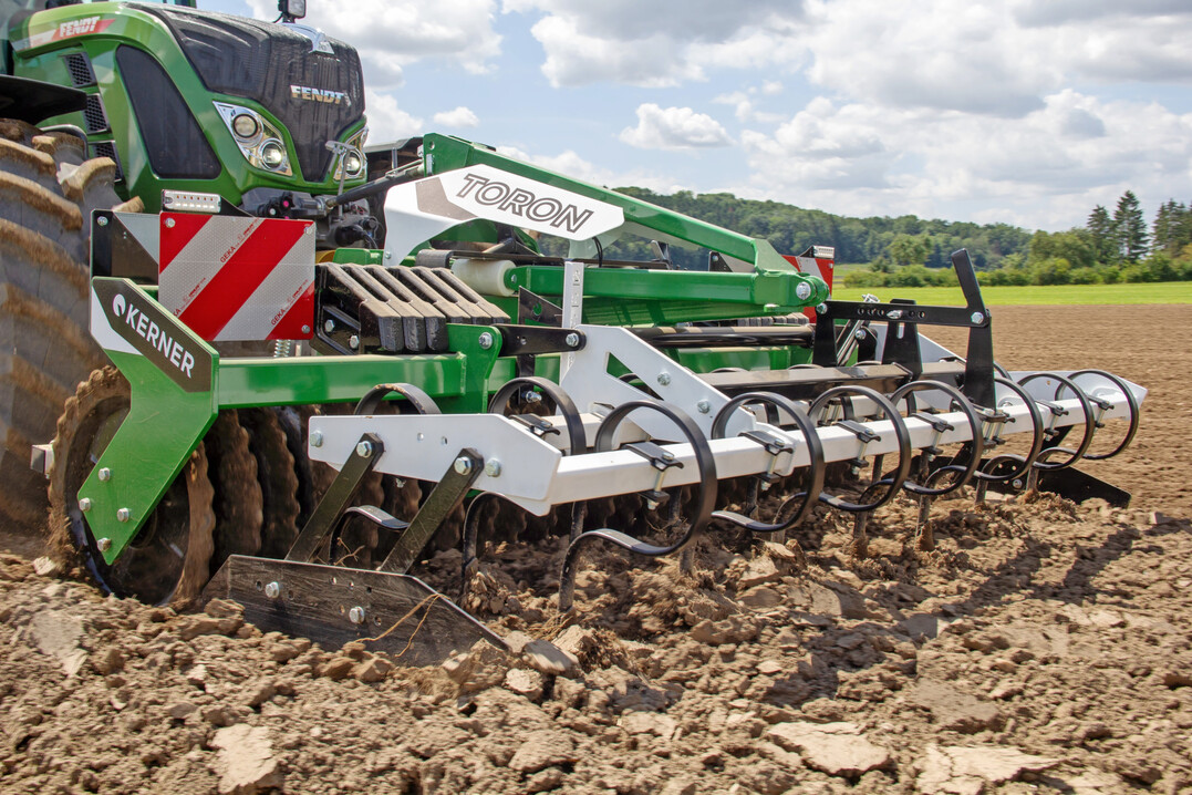 Kerner legt das Walzensystem mit Vorwerkzeugen fr den Frontanbau neu auf.