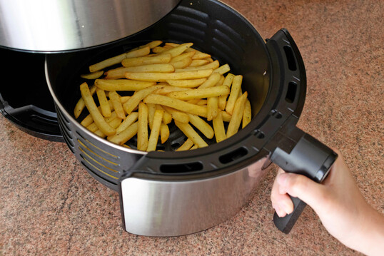 Heiluftfritteusen sind mittlerweile in vielen Kchen zu Hause. Darin kann man aber nicht nur Pommes frites fettarm zubereiten.