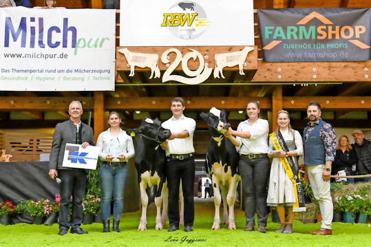 Doppelsieg: Gewann die Seniorenklasse und holte sich den Grand-Champion der Schau: Katharina Mock. Reservesieger wurde in beiden Finalen Constantin Weidele.