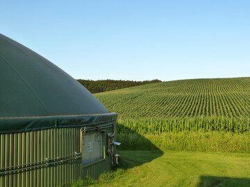 Laut BNetzA kann in der kommenden Oktoberausschreibung ein Volumen von 813 MW geboten werden. Gleichzeitig werden strengere Anforderungen an die Flexibilitt von Biogasanlagen sowie ein neues Vergtungssystem eingefhrt. Und: Fr Anlagen, die in den Jahren 2004 und 2005 erstmals ans Netz gingen, sind bergangsregelung gefragt. Viele dieser Anlagen drften keine Chance mehr haben, die Anforderungen des neuen EEG rechtzeitig zu erfllen. 
