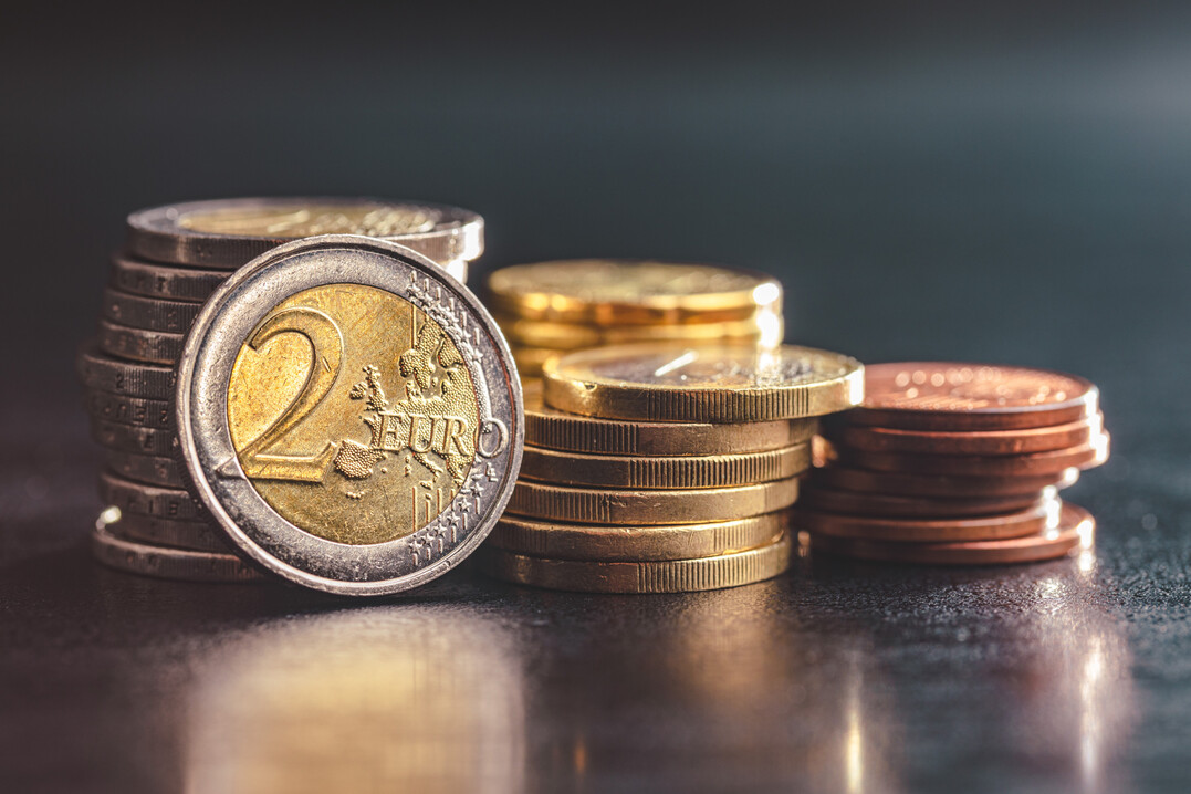 Stapel von Euro-Mnzen auf einem Tisch.
