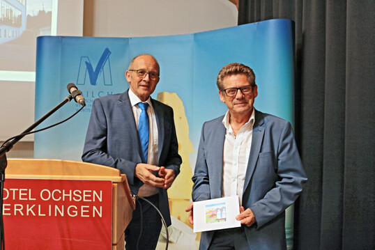 Als langjähriges Vorstandsmitglied wurde Josef Vögele, Geschäftsführer beim Milchwerk Crailsheim-Dinkelsbühl, verabschiedet. Einen Essens-Gutschein als Dankeschön überreichte der Vorstandsvorsitzende Manfred Olbrich (links).