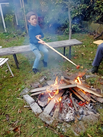 Der Aufwand fr ein Herbstfest muss nicht gro sein. Kinder sind meistens mit einem Feuer zu begeistern. 