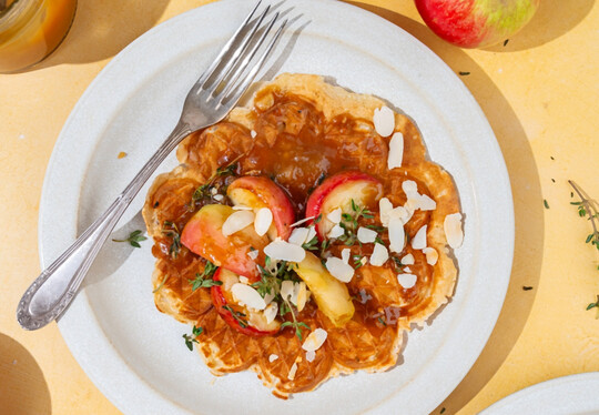 Apfel-Waffeln mit karamellisierten pfeln und Thymian