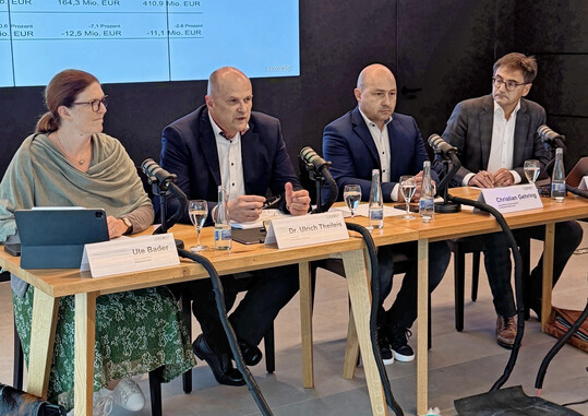 Die Weinexperten des Baden-Wrttembergischen Genossenschaftsverbands, v.l.: Fachfrau Ute Bader, Prsident Dr. Ulrich Theileis, Christian Gehring von der Weinmanufaktur Gengenbach-Offenburg und Pressesprecher Marcus Gernsbeck.