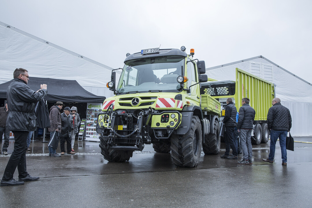Die Unimog Tour 2017 findet von April bis Juni an zehn Veranstaltungsorten statt - in Deutschland und erstmals auch in Tschechien. Im Mittelpunkt stehen die Wirtschaftlichkeit, der Ganzjahresnutzen und die vielfältigen Anwendungsmöglichkeiten des Unimog in Kombination mit maßgeschneiderten An- und Aufbaulösungen.
