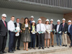 Mit einem symbolischen Hammerschlag wurde der Baubeginn für das neue Forschungs- und Bürogebäude auf dem Versuchsgelände Stutel symbolisch gestartet.
