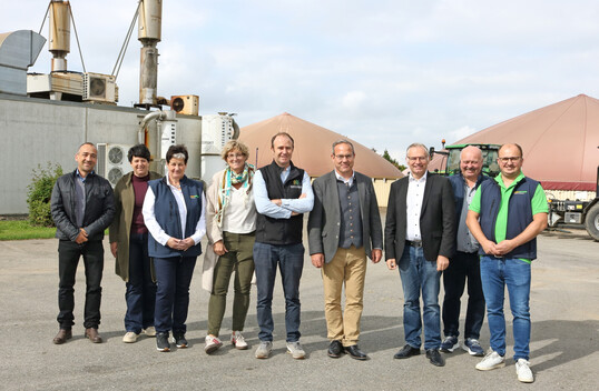 Eine offene Kommunikation und die gemeinsame Suche nach Lösungen: Dafür ist der Dorn-Bohner Hof bekannt. Mittendrin sind der Europaabgeordnete Norbert Lins, MdEP (3. v. r.), und Raimund Haser, MdL (4. v. r.), um sich von den Praktikern auf den neuesten Stand bringen zu lassen und umgekehrt. Mit dabei waren (v. l.) Thomas Lötsch, LRA Ravensburg, Christa Fuchs, Landfrauenpräsidentin Württemberg-Hohenzollern, Gastgeberin Christine Dorn-Bohner, LBV-Vizepräsidentin Roswitha Geyer-Fäßler, Franz Schönberger, Vorsitzender Bauernverband Allgäu Oberschwaben sowie die Betriebsleiter Oskar und Markus Dorn-Bohner.